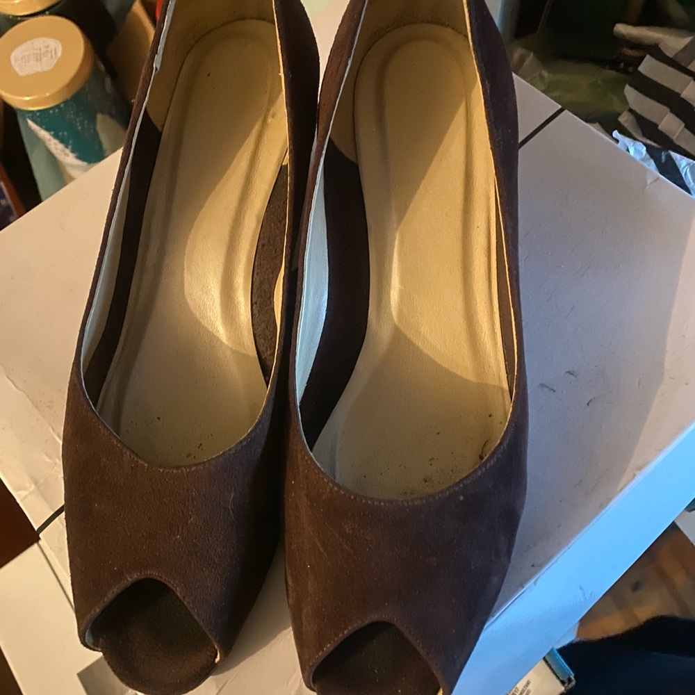 MAGDESIANS retro brown suede open toe w/ patent wedge. Like new 13W